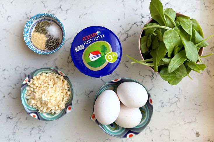 רכיבים: תרד, ביצים, גבינה לבנה, גבינה ותבלינים.