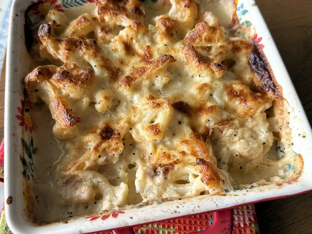 אופים בתנור שחומם מראש ל-200 מעלות במשך שעה או עד שהחלק העליון ממש זהוב