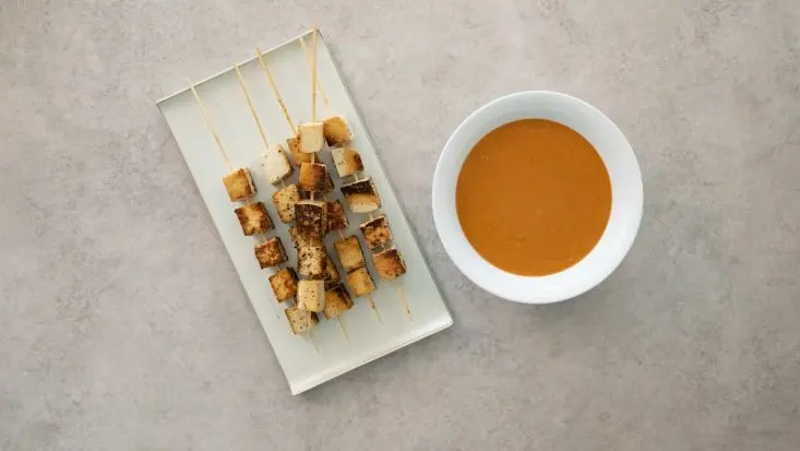 שיפוי טופו, לצד רוטב חמאת בוטנים.