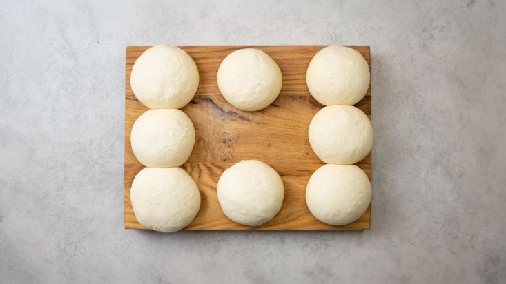 חותכים את הבצק ל- 8 חתיכות שוות, ומכדררים לכדורים.