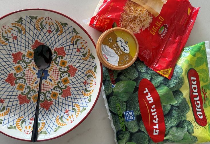 קערה ריקה, חבילת תרד, פתיתי עמק וגבינת שמנת.