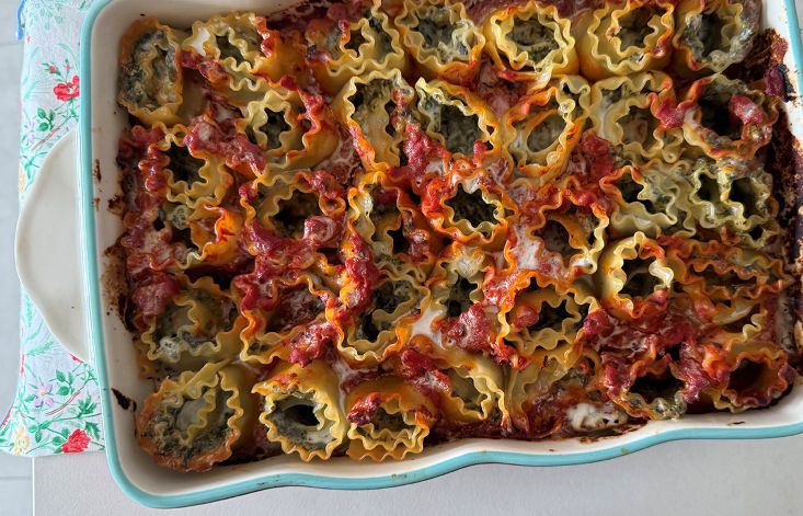 אופים את שבלולי הפסטה בתוך תבנית ללא כיסוי.