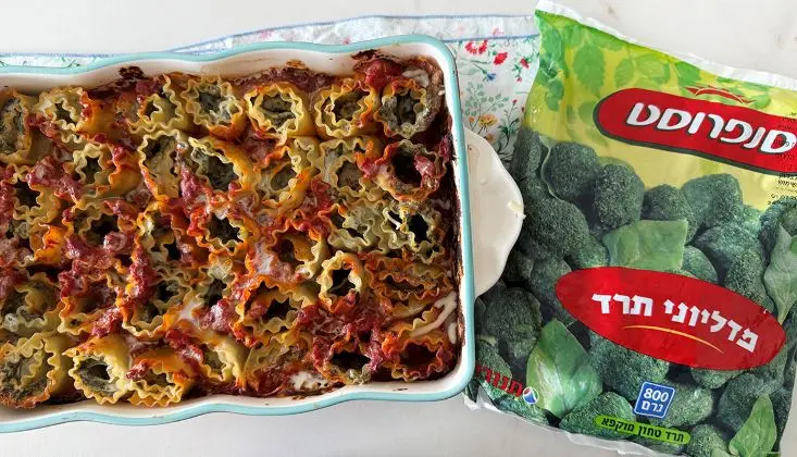 רוטולו פרחי לזניה במילוי גבינות ותרד בתנית אפיה, לצד שקית מדליוני תרד סנפרוסט.