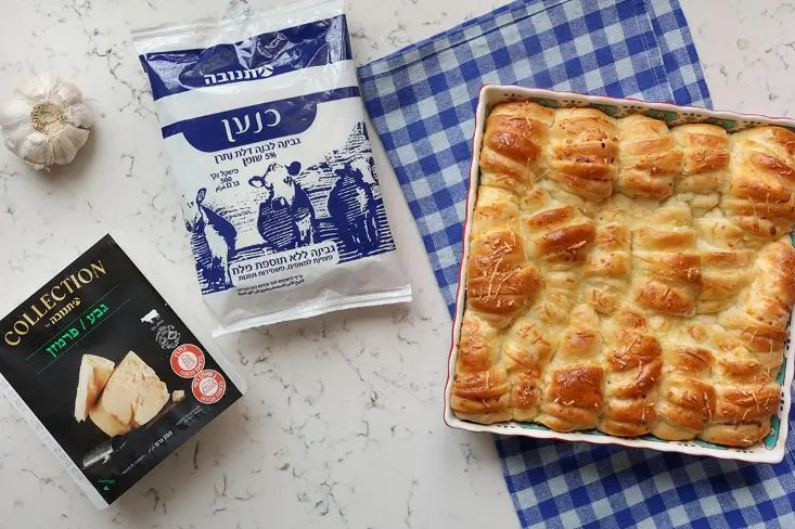 תבנית רוגעלך מלוחים עם גבינת כנען ופרמזן.