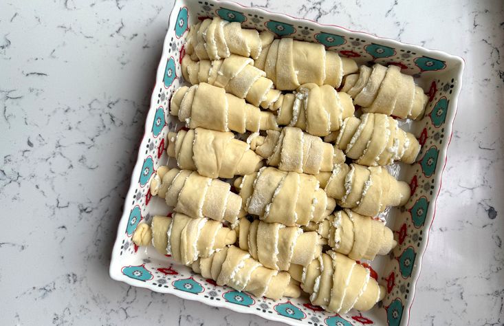 מניחים את הרוגעלך בתבנית משומנת היטב