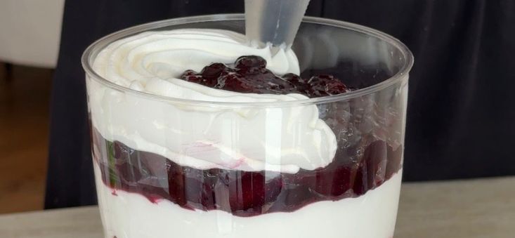 מסדרים שכבות – מתחילים בפירורי ביסקוויטים, מעל שכבת קצפת, מעל מחית פירות, ושוב קצפת.