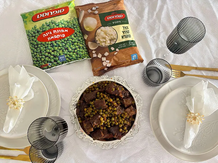 אסאדו ברוטב מתקתק עם אפונה ובצל