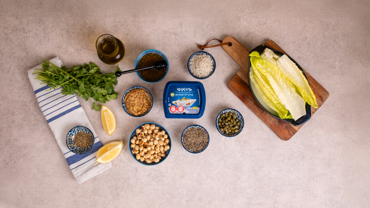 מצרכים: בולגרית מעודנת חתוכה חסה אגוזי לוז קלויים צלפים שמן זית מיץ לימון זעתר כוסברה דבש מלח ופלפל