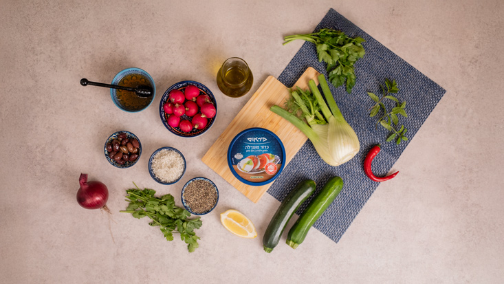 מצרכים: כדור מוצרלה זוקיני שומר צנונית זיתים צ'ילי עשבי תיבול בצל סגול