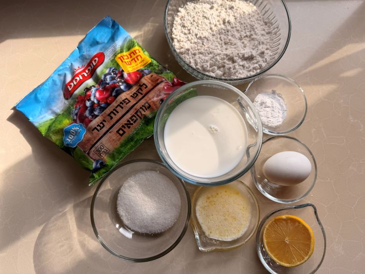 מרכיבים: לקט פירות יער, סוכר, לימון וביצה.