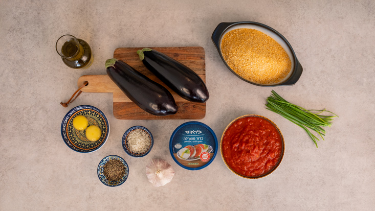 מצרכים: 2 חצילים שמן זית מלח ביצה פירורי לחם מוצרלה פרסקה של פיראוס רוטב עגבניות עלי בזיליקום