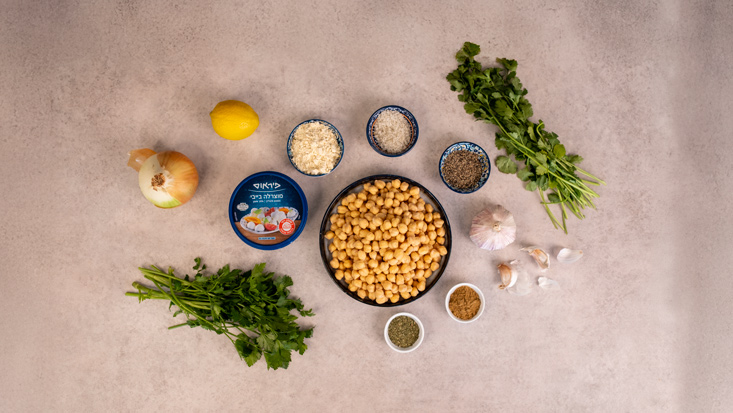 מרכיבים: 2 כוסות חומוס יבש מושרה לילה במים 1 בצל קטן 3 שיני שום ½ צרור פטרוזיליה ½ צרור כוסברה כפית כמון כפית כוסברה טחונה ½ כפית מלח ¼ כפית פלפל שחור 2 כפות קמח או קמח חומוס בייבי מוצרלה של פיראוס שמן לטיגון