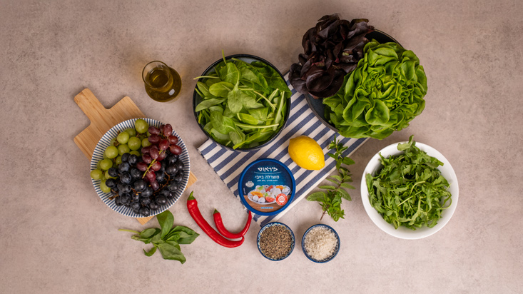 מצרכים: החומרים לסלט:כדורי מוצרלה בייבי ענבים ירוקים ושחורים חצויים 15 כוס עלים ירוקים: עלי סלנובה סגולים, ארוגולה כוס עלי תרד לקצוץ את העורקים הקשים של העלים חתיכות צילי אדום לחתוך אלכסונית עיגולים דקיקים