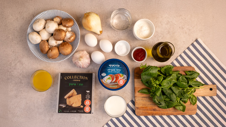 לקרפים: 3 ביצים קורט מלח 120 מ״ל מים 120 מ״ל חלב 50 גרם קמח מילוי: 1 בצל קטן קצוץ 2 שיני שום קצוצות 200 גרם פטריות קצוצות דק כף רסק עגבניות שפריץ יין לבן 250 מ״ל ציר ירקות 400 גרם עגבניות מרוסקות מוצרלה פרסקה של פיראוס פרמזן מגוררת עלי בזיליקום שמן זית