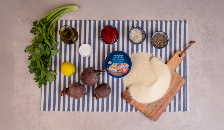 מרכיבים: כוס ורבע מים כף שמן חצי כפית מלח מילוי בייבי מוצרלה של פיראוס מרק סלק 3 סלקים בינוניים קלופים וחתוכים לקוביות בצל אחד קצוץ 2 כפות שמן זית 2 כפות רסק עגבניות כף סוכר מיץ מחצי לימון מלח פלפל שחור 6 כוסות מים חופן עלי סלרי או כוסברה קצוצים