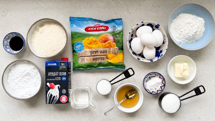 מרכיבים לרולדה מנגו: ביצים, דבש, סוכר, מנגו, שמנת להקצפה, מים וחמאה.