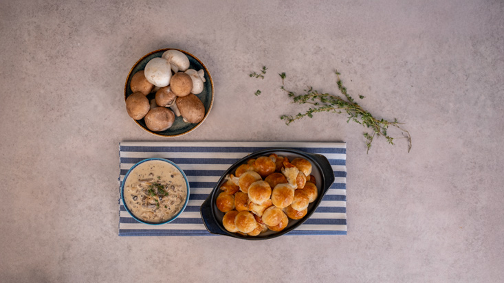 מגישים את כדורי בצק העלים החמים עם רוטב הפטריות והיין הלבן מעל או בצד לטבילה.
