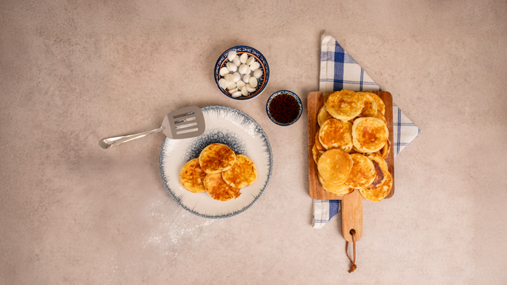 פנקייקים עם בייבי מוצרלה, לצד צלחת בייבי מוצרלה