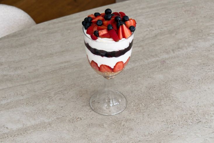 מקשטים את הטרייפל בפירות מעל