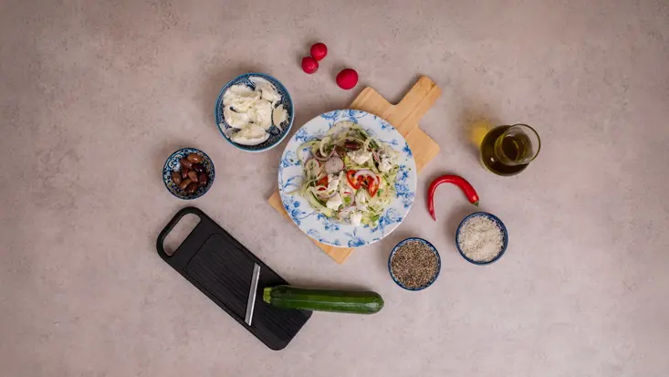 בוצעים את כדור המוצרלה פרסקה מעל הסלט, עם זילוף של שמן זית ותיבול