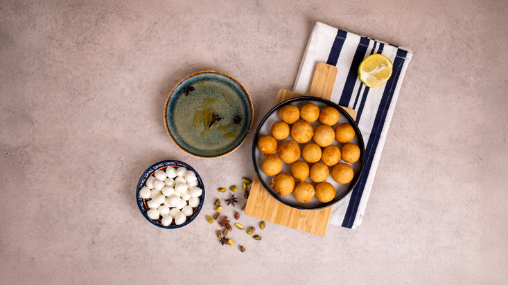 יוצקים את הסירופ מעל הכדורים החמים, מגישים לצד פח לימון, פיסטוקים ובייבי מוצרלה.