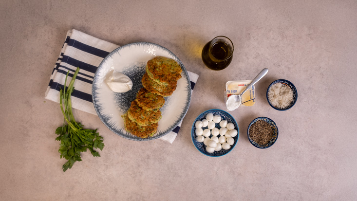 קציצות זוקיני במילוי בייבי מוצרלה, לצד שמנת חמוצה.