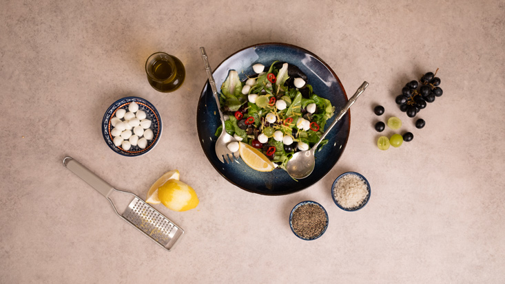 להוסיף את כדורי המוצרלה בייבי ולגרד מעל הצלחת גרידת לימון לפי הטעם.