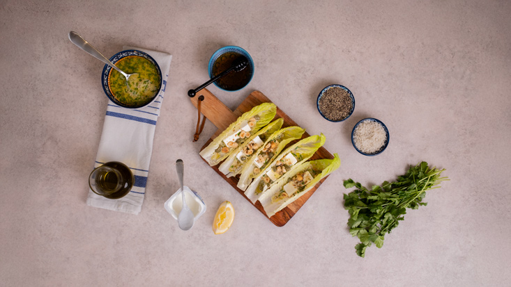 סירות לב חסה עם בולגרית עדינה למעלה, צלפים ואגוזי לוז.