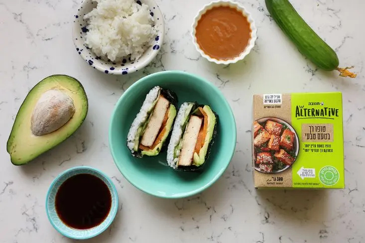 סנדוויץ׳ סושי פטנט, עם טופו טבעי, אבוקדו, אורז ורטבים.