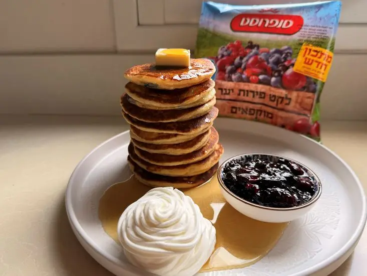 פנקייקים כשרים לפסח ללא גלוטן, בתוספת קצפת וסירופ מייפל.