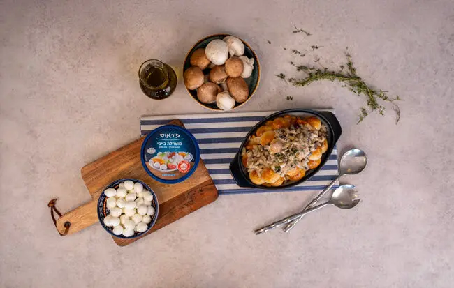 כדורי בצק עלים במילוי בייבי מוצרלה ברוטב פטריות ויין לבן