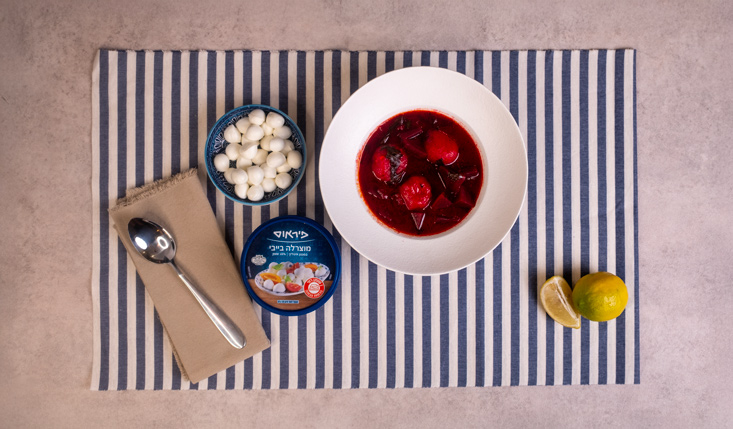 קובה סלק במילוי מוצרלה בייבי, לצד צלחת בייבי מוצרלה ולימון פרוס.