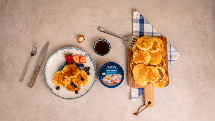 פנקייקים עם בייבי מוצרלה ותותים חתוכים