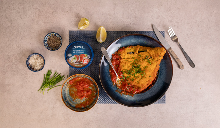 מניפת חציל עם מוצרלה פרסקה בצלחת הגשה, לצד רוטב עגבניות, לימון, מוצרלה פרסקה ותבלינים.