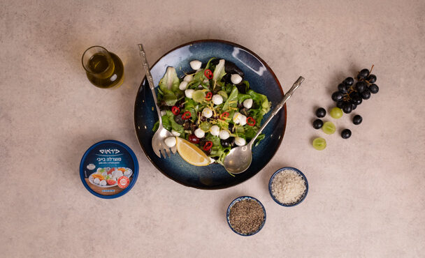 סלט ענבים ובייבי מוצרלה עם גרידת לימון ורוטב עשבי תיבול