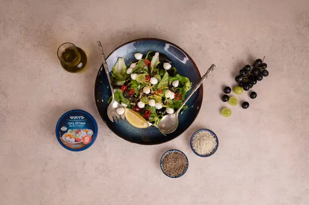 סלט ענבים ובייבי מוצרלה עם גרידת לימון ורוטב עשבי תיבול