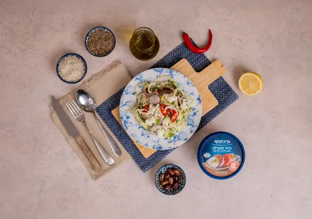 סלט מוצרלה פרסקה עם זוקיני, שומר וצנוניות