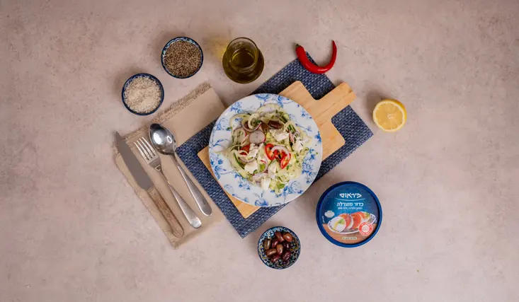 סלט מוצרלה פרסקה עם זוקיני, שומר וצנוניות