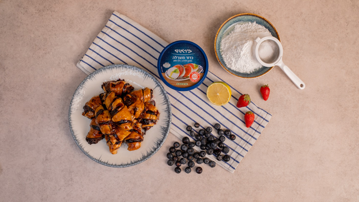 מאפה עלים אוכמניות ומוצרלה פרסקה