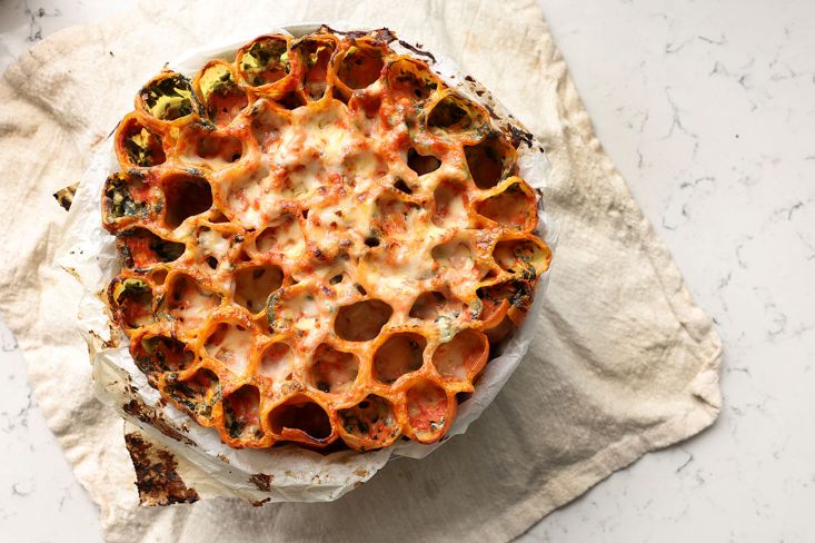 אופים את מאפה קנלוני במילוי תרד וגבינות עד שהגבינה משחימה מעט.