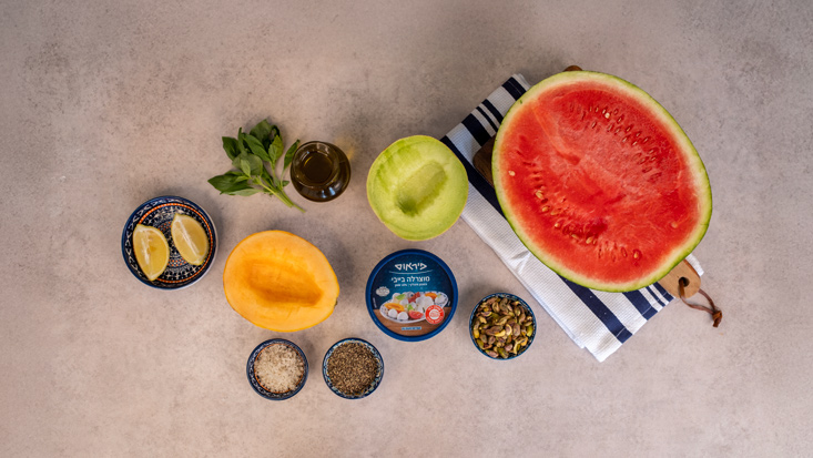 מרכיבים: אבטיח מלון בייבי מוצרלה עלי בזיליקום פיסטוק שמן זית מלח ופלפל