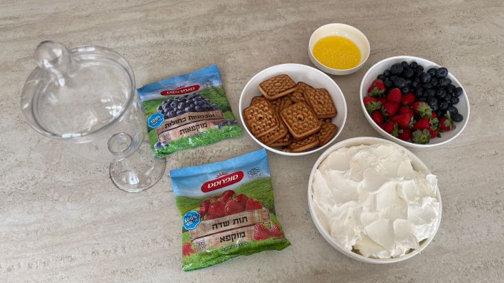 מרכיבים: עוגיות יין, קצפת, פירות ומיץ לימון.