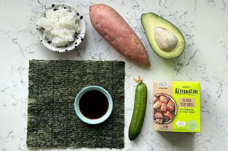 מרכיבים: אצות, סושי, טופו, בטטה ואורז.