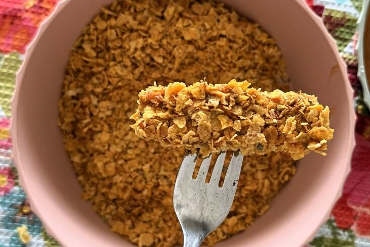 טובלים כל אצבעות הטופו בבלילה ואז בציפוי.