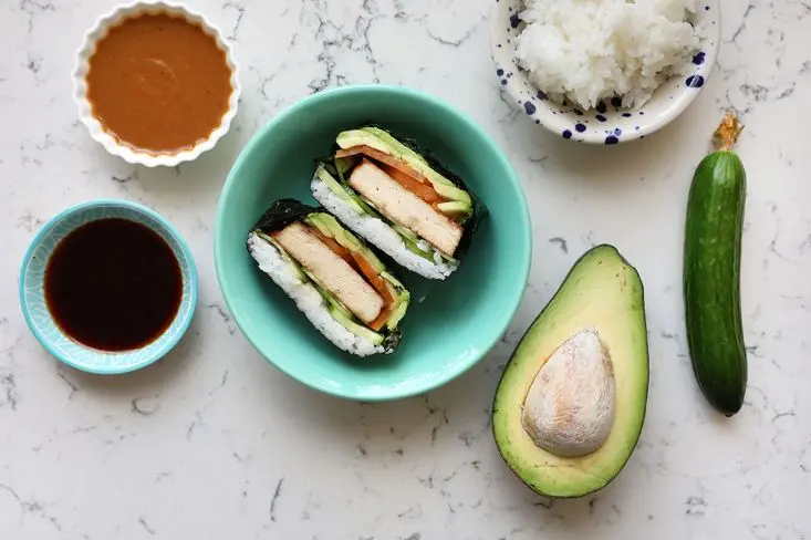 סנדוויץ׳ סושי פטנט חצוי, לצד רוטב חמאת בוטנים ורוטב סטיה, אבוקדו, אורז ומלפפון.