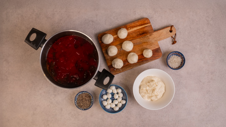 לוקחים מהתערובת ויוצרים כדור, סוגרים לכדור קובה חלק.
