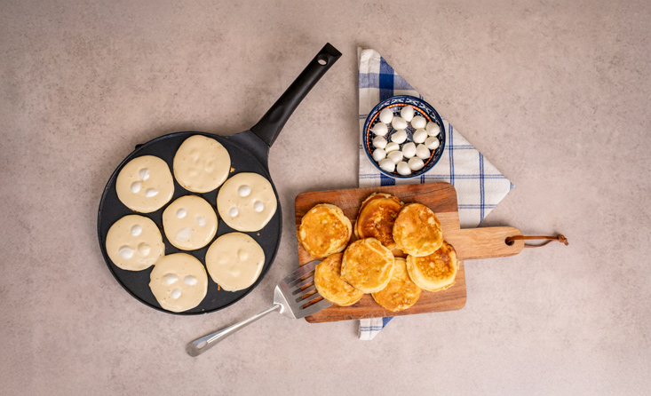 יוצקים מהבלילה למחבת ליצירת פנקייקים.