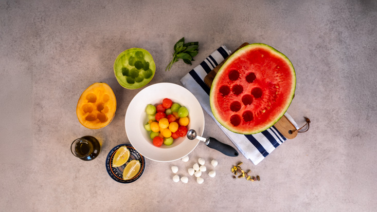 חותכים כדורים מהאבטיח ומהמלון, בגודל ביס.