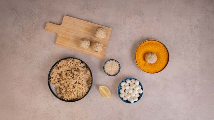 טובלים כל כדור בביצה ולאחר מכן מצפים בפירורי לחם.