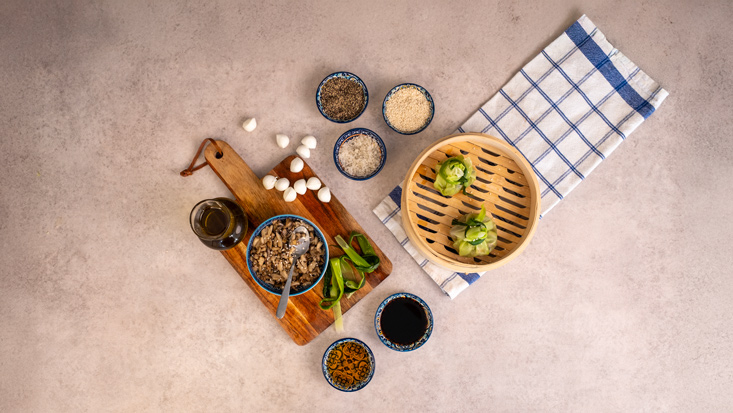 מניחים מעט מתערובת הפטריות במרכז כל עלה כרוב, מוסיפים בייבי מוצרלה של פיראוס וסוגרים את העלה סביב המילוי כך שנוצר שקיק.